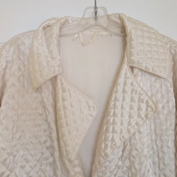 Elegant Cream Quilted Robe - Picture 3 of 10